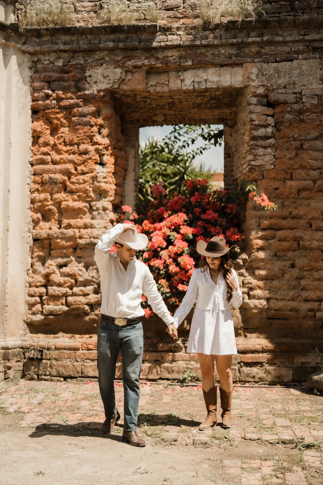 La pareja caminando de la mano
