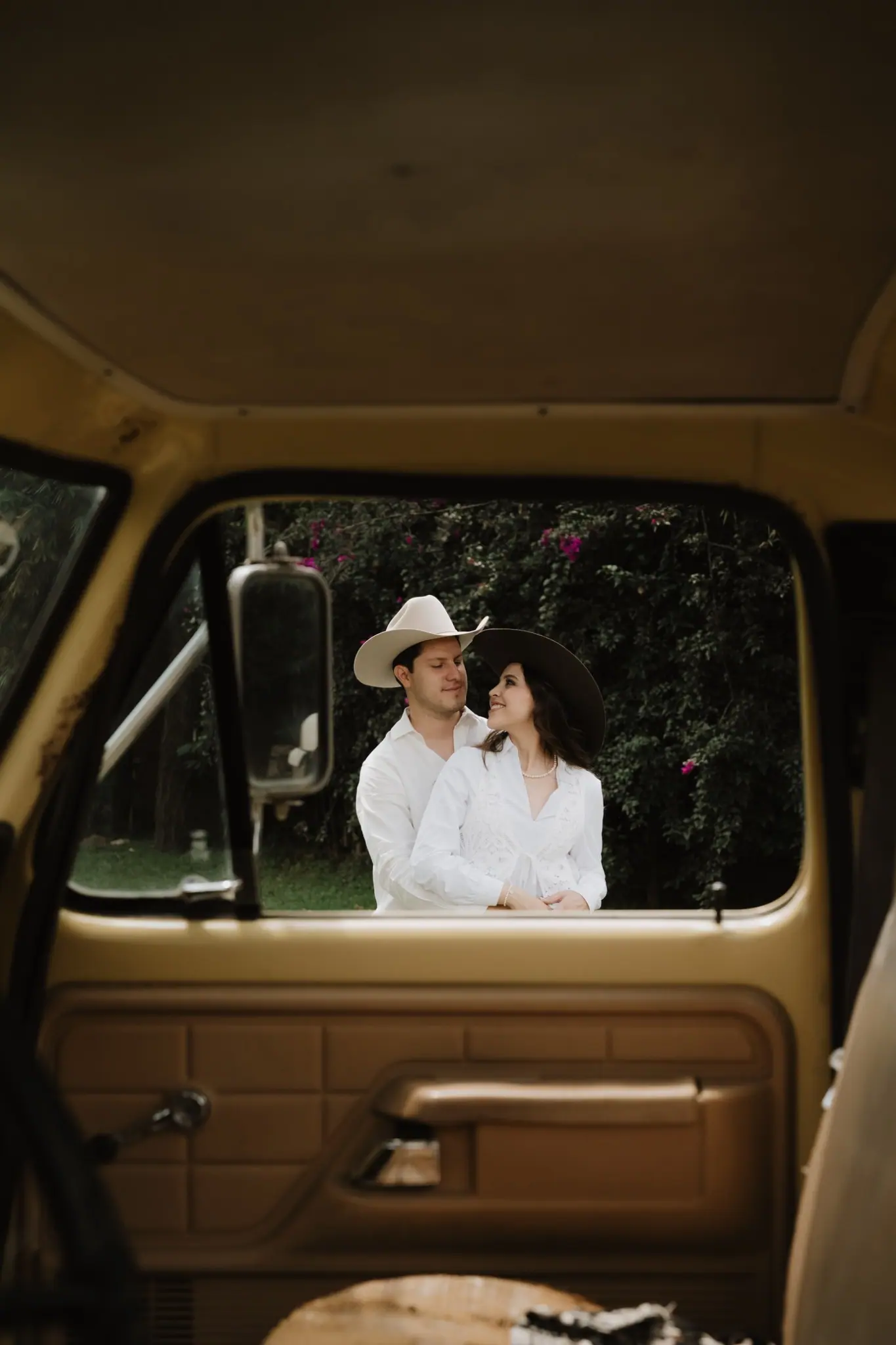 Nathalia y Rubén mirándose a través de la ventana de la camioneta