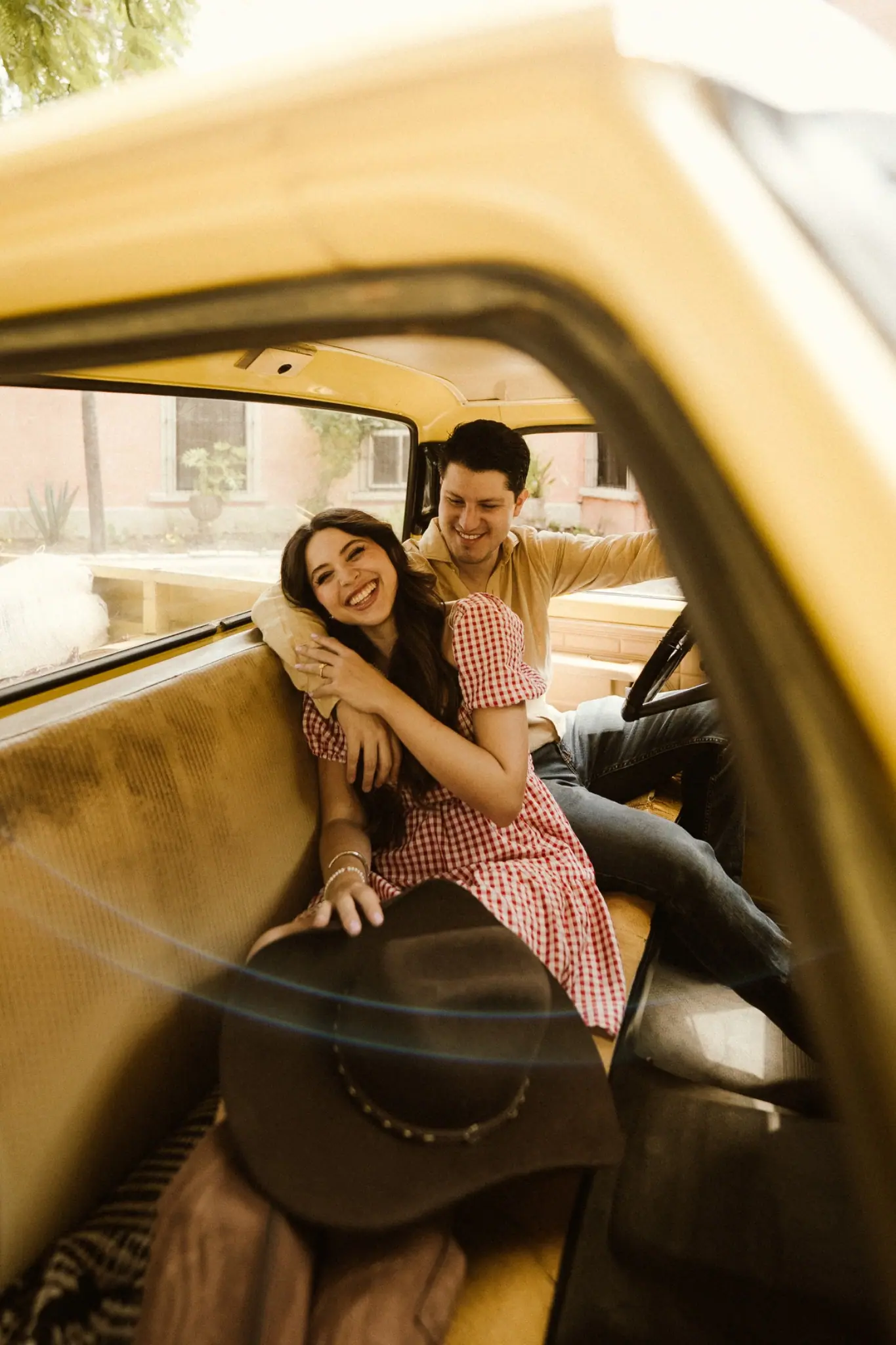 La pareja en el interior de la camioneta