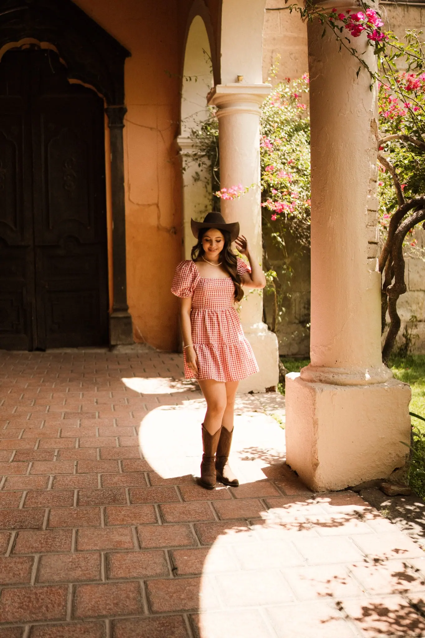 Nathalia en la hacienda con su vestido de cuadros rojos