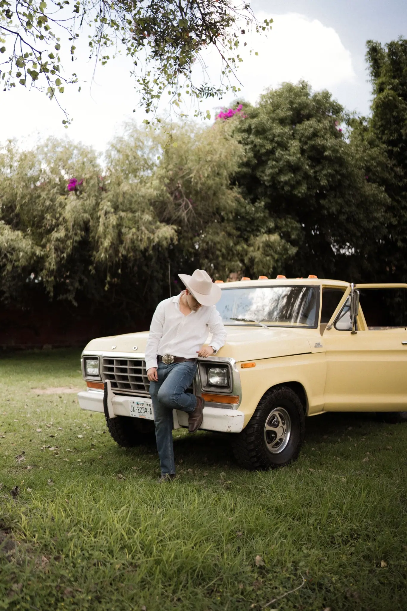 Rubén junto a la camioneta
