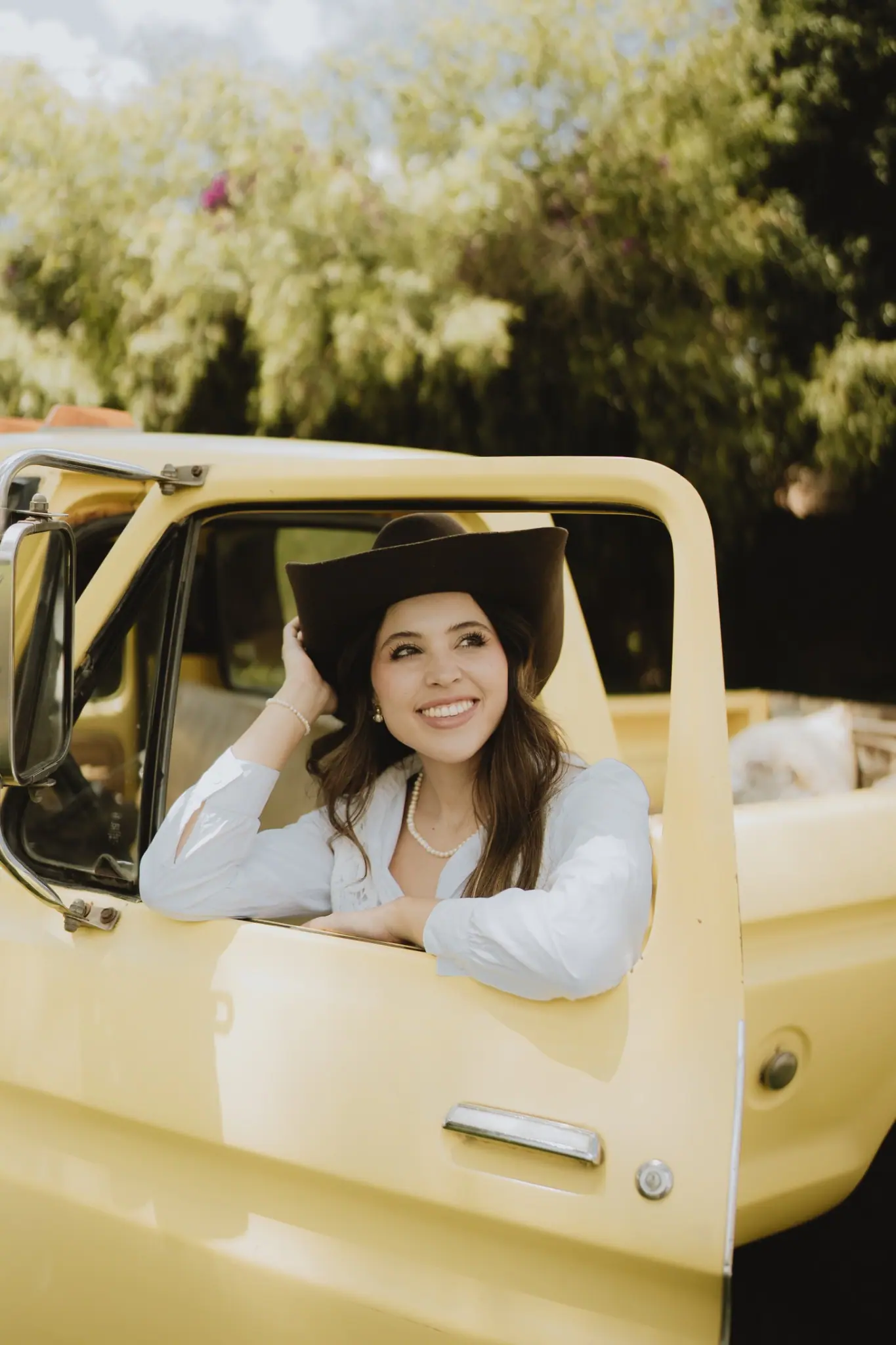 Retrato de Nathalia junto a la camioneta