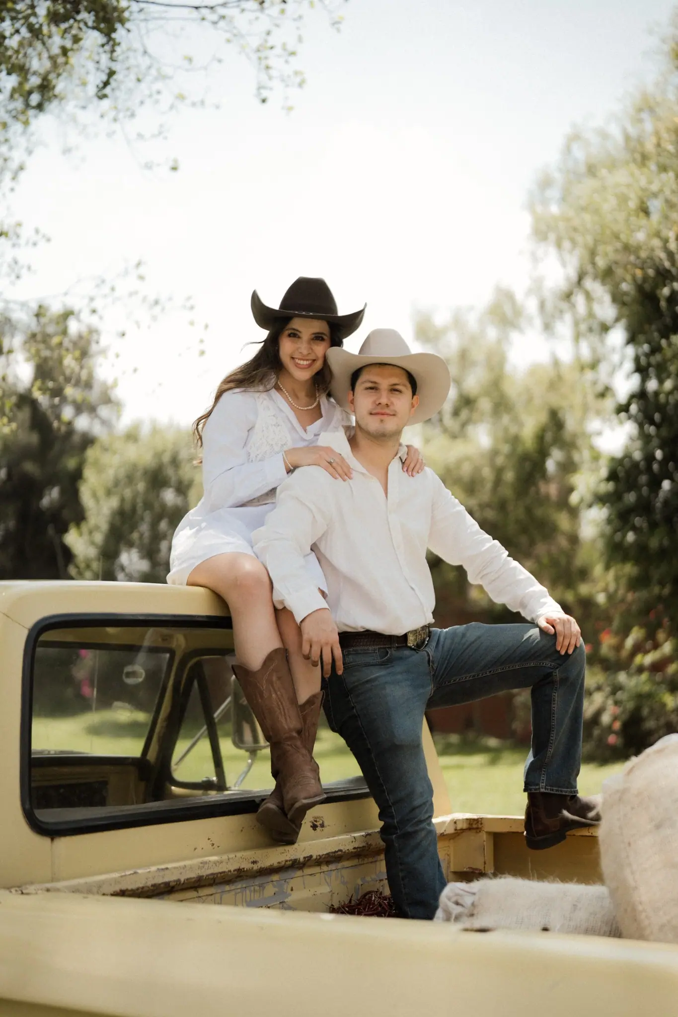 Nathalia y Rubén durante su sesión Save the Date junto a una camioneta vintage